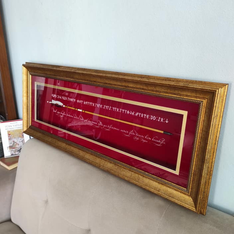 Kadife Kırmızı Paspartulu VİP Ok'lu Tablo 40*100